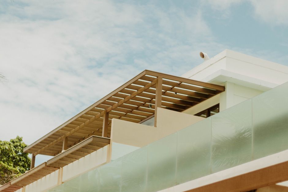 Elegant modern building detail showcasing minimalist design and clear sky.